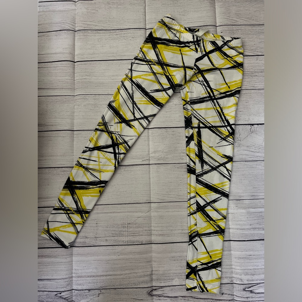 Papaya Women’s Black, Yellow and White lines leggings. Gently used great shape❤️